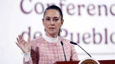 La presidenta de México, Claudia Sheinbaum, habla durante su rueda de prensa diaria este jueves, en el Palacio Nacional en la Ciudad de México (México).