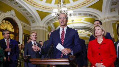 El líder electo de la mayoría del Senado, John Thune, con su equipo de liderazgo recién elegido.