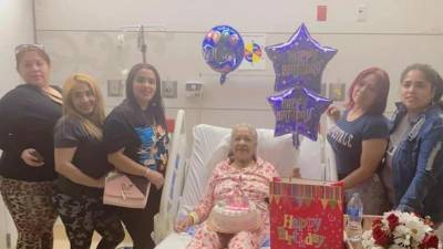 <b>La hondureña Antonia Vallecillo Rivera en su cumpleaño número 69 en University Medical Center, Nueva Orleans.</b>