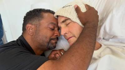 Alfonso Ribeiro compartió una foto de su último momento con James Van Der Beek, antes de que el actor falleciera el miércoles tras una batalla de casi tres años contra el cáncer colorrectal. Ribeiro publicó la íntima foto en Instagram el jueves, donde aparece abrazando a Van Der Beek junto a su cama. El actor de El Príncipe de Bel-Air se veía visiblemente conmovido mientras acunaba la cabeza de Van Der Beek.