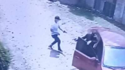 Los asaltantes andaban en un carro rojo.