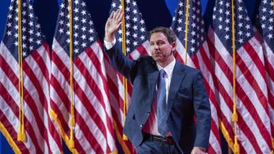 El gobernador de Florida, Ron DeSantis, promete poner mano dura en la frontera si llega a la presidencia de EEUU.