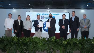 Nikolaos Margalopulus, presidente de la junta directiva del Federación Mundial de Cónsules, y Javier Mejía, presidente de la Asociación Nacional de Universidades Privadas de Honduras, firmaron el convenio.