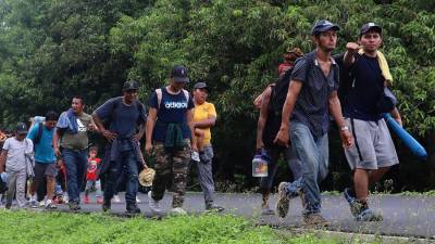 Miles de migrantes cruzan la frontera de forma irregular.