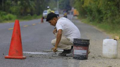 Ellos lo hacen por dinero, pero han beneficiado a cientos de turistas tapando los hoyos.