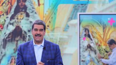 El presidente de Venezuela, Nicolás Maduro, hablando durante la transmisión de su programa Con Maduro +, en Caracas.