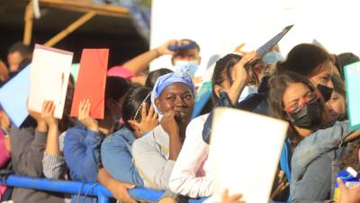 <b>Cada semana, miles de personas hacen largas filas afuera de las maquilas esperando una oportunidad laboral. Foto: Melvin Cubas.</b>