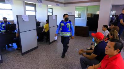 <b><span class=mln_uppercase_mln>Demanda.</span></b> Conductores esperando ser atendidos en la toma de datos y fotografía.<span class=mln_uppercase_mln> Foto: Melvin Cubas</span>