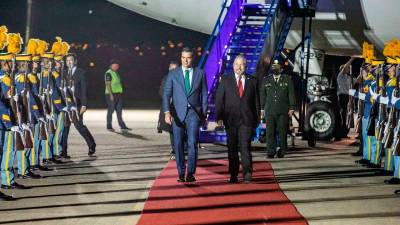 <b><span class=mln_uppercase_mln>Visita.</span></b> El presidente del Gobierno español, Pedro Sánchez, fue recibido anoche por el canciller Enrique Reina.<span class=mln_uppercase_mln> foto: casa presidencial </span>