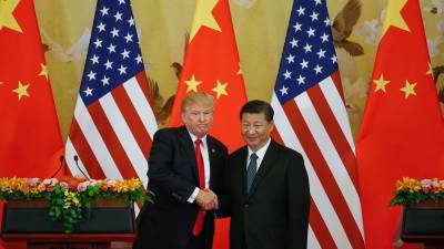 Fotografía de archivo de noviembre de 2017 de un encuentro entre los presidentes de EEUU, Donald Trump, y de China, Xi Jinping.