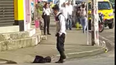 Imagen de un video en el que se aprecia al hombre con traje de seguridad.