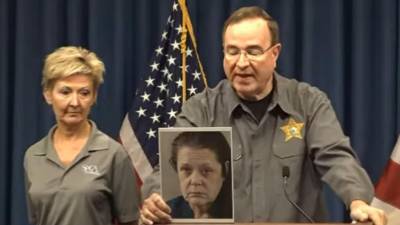 De acuerdo con un comunicado de la oficina del alguacil, “múltiples” aves estaban dentro de jaulas de alambre apiladas en torres de hasta tres niveles en el porche de la entrada de la casa móvil.