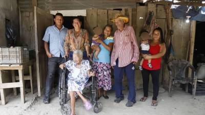 Doña Josefina y su familia en la aldea Monterrey, municipio de Choloma | Fotografía de archivo