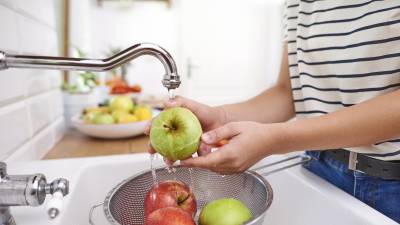 Lavar los alimentos es fundamental para evitar enfermedades.