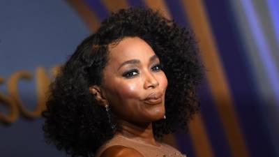 La actriz estadounidense y ganadora del premio honorífico Angela Bassett dedicó el premio a las “próximas generaciones” de activistas y artistas negras por venir.