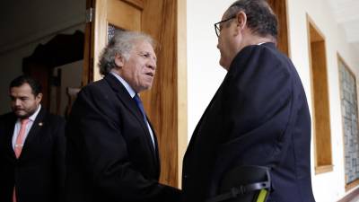 Almagro saluda al presidente de Guatemala, Alejandro Giammattei, durante su visita al país centroamericano la semana pasada.