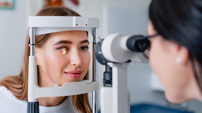 Causas. El glaucoma se desarrolla cuando el nervio óptico se daña. A medida que este nervio se deteriora progresivamente aparecen puntos ciegos en la visión.