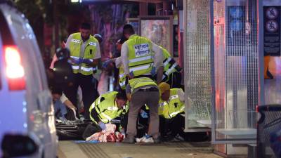 Forenses israelíes inspeccionan el lugar del tiroteo de anoche, el 1 de octubre de 2024, en Tel Aviv. EFE/EPA/ABIR SULTÁN