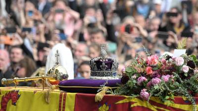 El feretro de Isabel II recorrió Londres por última vez antes de ser sepultado esta tarde en la capilla del palacio de Windsor.