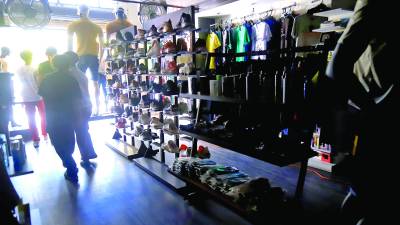 <b>Los negocios de El Centro padecen constantes cortes de energía que causan bajas ventas. Foto: Melvin Cubas.</b>