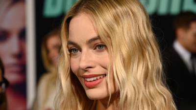 Margot Robbie compartió una impactante historia de un compañero de reparto al inicio de su carrera como actriz. La estrella de ‘Cumbres borrascosas’, de 35 años, se unió a Charli XCX —quien pone la banda sonora a la nueva adaptación de la clásica novela de Emily Brontë— para una entrevista en video con Complex en la que se turnaron para revelar el peor regalo que han recibido.