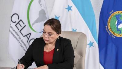 La presidenta de Honduras y a la Presidenta Pro Tempore de la Comunidad de Estados Latinoamericanos y Caribeños (CELAC), Xiomara Castro, dirigiendo una reunión virtual en Tegucigalpa.