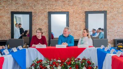 La embajadora de Estados Unidos, Laura Dogu, el alcalde Roberto Contreras y Zoila Santos de Contreras, durante su visita al Centro de Capacitación Técnica Honduras Corea.