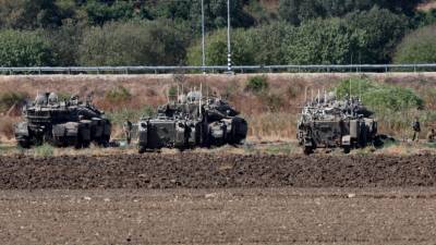 Vehículos militares del Ejército Israelí en la frontera con el Líbano. EFE/EPA/ATEF SAFADI