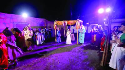 Los alumnos, maestros, padres de familia, exalumnos y voluntarios se prepararon por varios meses para ofrecer un nacimiento viviente único en el país. Fotos: FRANKLIN MUÑOZ