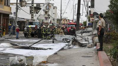 La avioneta cayó en una calle de Guayaquil y dejó dos personas muertas.