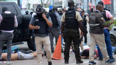 La policía de Ecuador detuvo a varios hombre armados que tomaron rehenes en un canal de televisión en Ecuador.