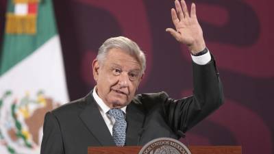El presidente de México, Andrés Manuel López Obrador, habla durante su conferencia de prensa matutina hoy, en el Palacio Nacional de Ciudad de México.