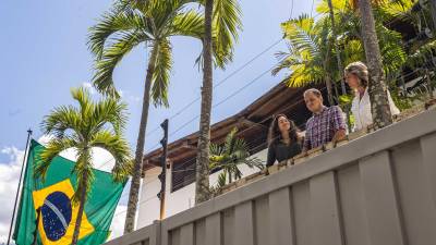 Los opositores venezolanos Claudia Macero (i), Pedro Uchurrurtu (c) y Magalli Meda, asilados en la residencia del embajador de Argentina -bajo protección de Brasil tras la expulsión de la misión diplomática del país austral-, en Caracas.