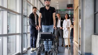 Gert-Jan, de 40 años, logró volver a caminar tras someterse a un innovador experimento médico en Suiza.