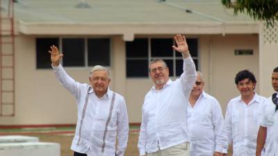 Presidente Andrés Manuel López Obrador y su homólogo de Guatemala, Bernardo Arévalo saludan a su llegada este viernes a una reunión de trabajo en el municipio de Tapachula.