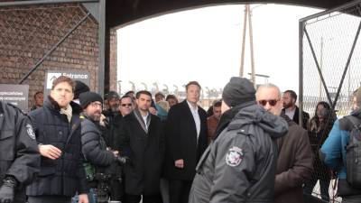 El fundador de Tesla, Elon Musk, durante su visita al campo de concentración de Auschwitz, en Polonia.