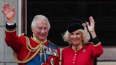 El rey Carlos III de Gran Bretaña y la reina Camilla de Gran Bretaña saludan desde el balcón del Palacio de Buckingham después de asistir al desfile del cumpleaños del rey, ‘Trooping the Colour’, en Londres el 17 de junio de 2023. Mientras el rey Carlos III se acerca al hito de su primer año Como monarca, se dice que hizo una transición sin problemas tras el reinado de siete décadas de la reina Isabel II.