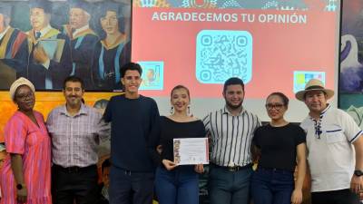 Glenia García y Adonay Díaz junto con los integrantes del grupo Folclórico Catrachos.