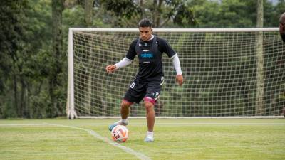 Michaell Chirinos durante los entrenamientos con el Saprissa.