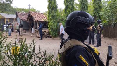 Agentes de Dipampco durante la operación en Choluteca.