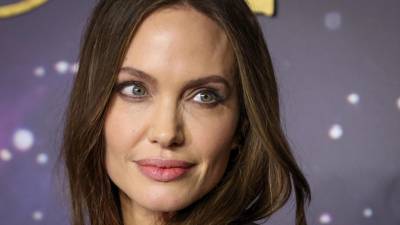 Angelina Jolie reveló que no ha tenido pareja desde su separación de Brad Pitt hace casi una década. La actriz de Salt hizo este inusual comentario sobre su vida amorosa en una entrevista con Yahoo Entertainment mientras promocionaba su nueva película, Couture. En la película, Jolie interpreta a una cineasta estadounidense a quien le diagnostican cáncer de mama mientras trabaja en la Semana de la Moda de París.
