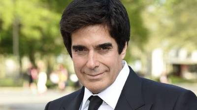 El ilusionista David Copperfield de 67 años, que ya ha afrontado denuncias similares en el pasado, negó las nuevas acusaciones a través de sus abogados calificándolas de “completamente falsas”.