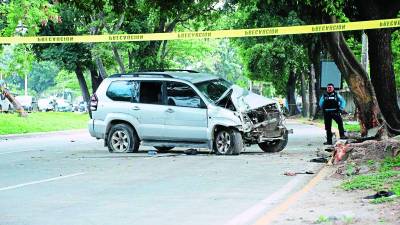 El joven trató de huir de sus homicidas, que le disparaban de otro carro, perdió el control y se estrelló.