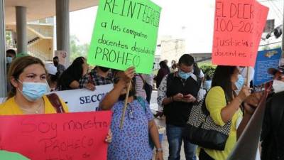 Un grupo de maestros protesta en los bajos del Congreso Nacional.