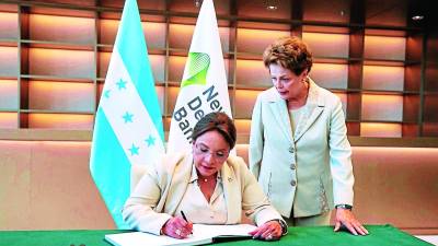 Xiomara Castro y Dilma Rousseff se reunieron en el contexto del establecimiento de relaciones entre China y Honduras.