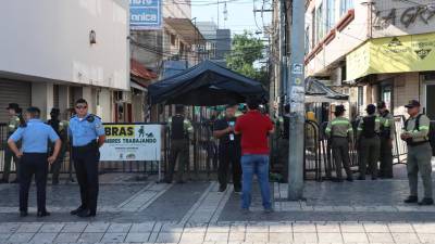 La Policía Nacional y Municipal procedieron a realizar un operativo en horas de la mañana para despejar la calle peatonal que conecta el parque central con la 3 calle suroeste.