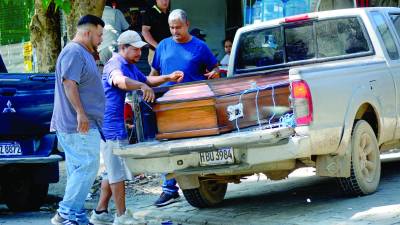 El padre de Nicol Sarahí Villeda Velásquez al momento de llegar con el féretro a la morgue. La madre desconsolada también se presentó para reclamar a su hija.