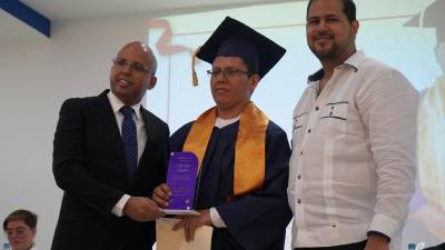 Edil Noel Izaguirre compartió su historia de esfuerzo hasta lograr culminar su bachillerato.