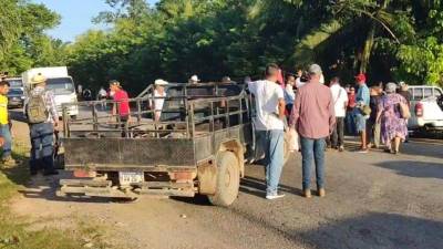 Pobladores mantienen bloqueada la carretera.