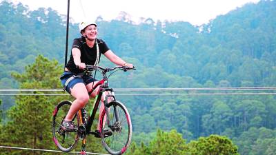 Los visitantes disfrutan de una experiencia única llena de aventuras y sabores auténticos.